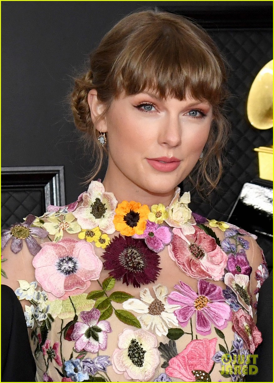 Photo Taylor Swift Covered In Flowers For Grammys Red Carpet 07