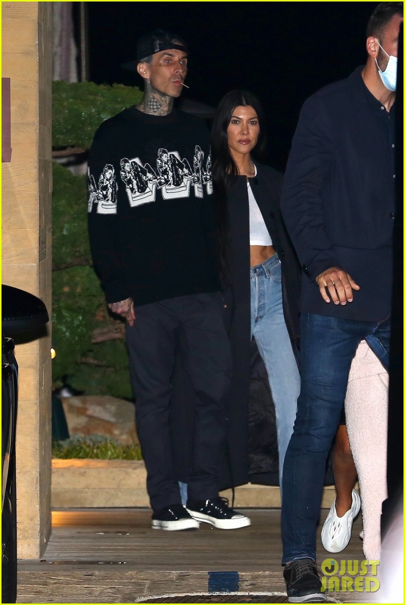 Kourtney Kardashian & Travis Barker Hold Hands on Date Night! Photo(02)