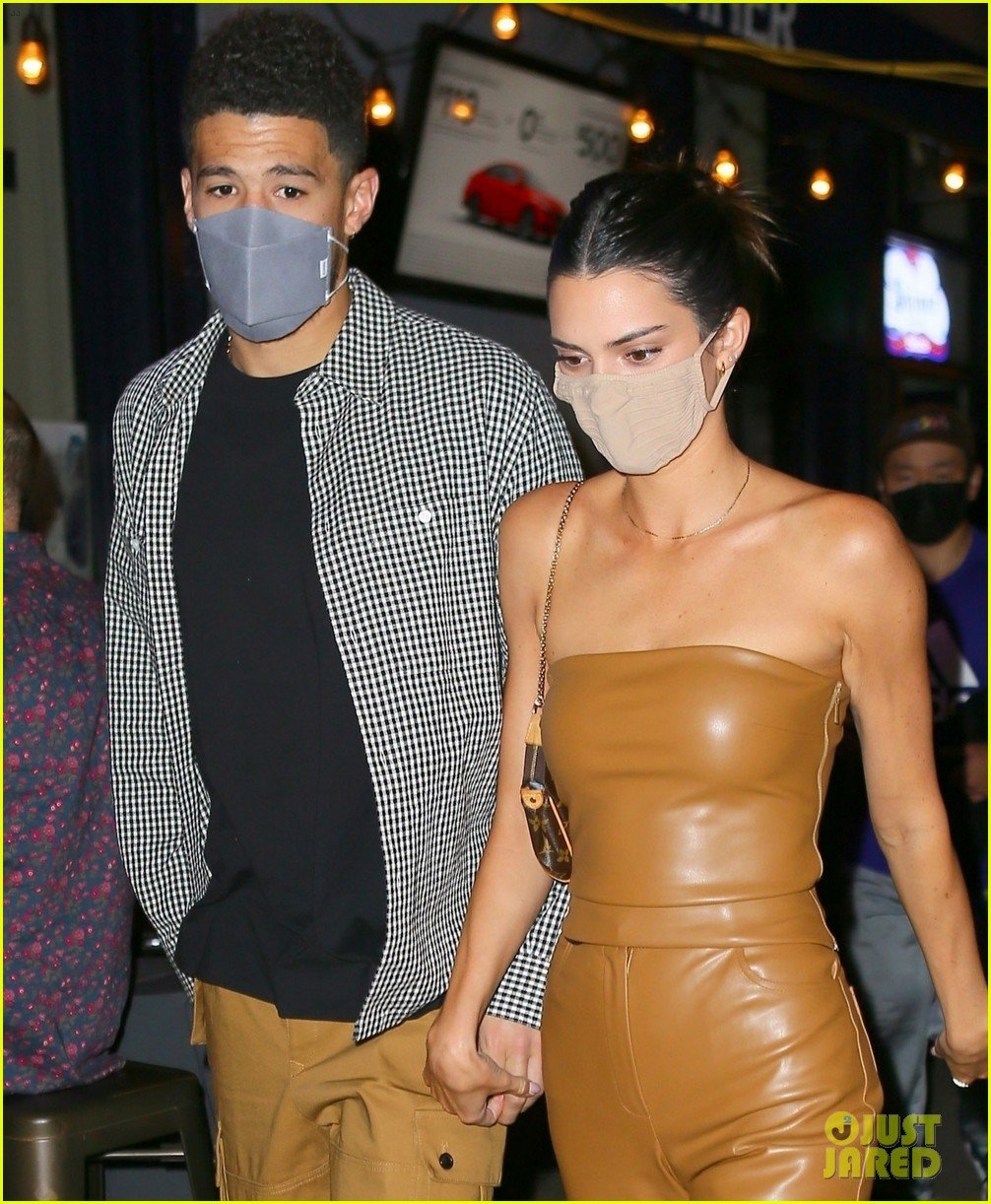 kendall jenner devin booker hold hands on date night 034547144