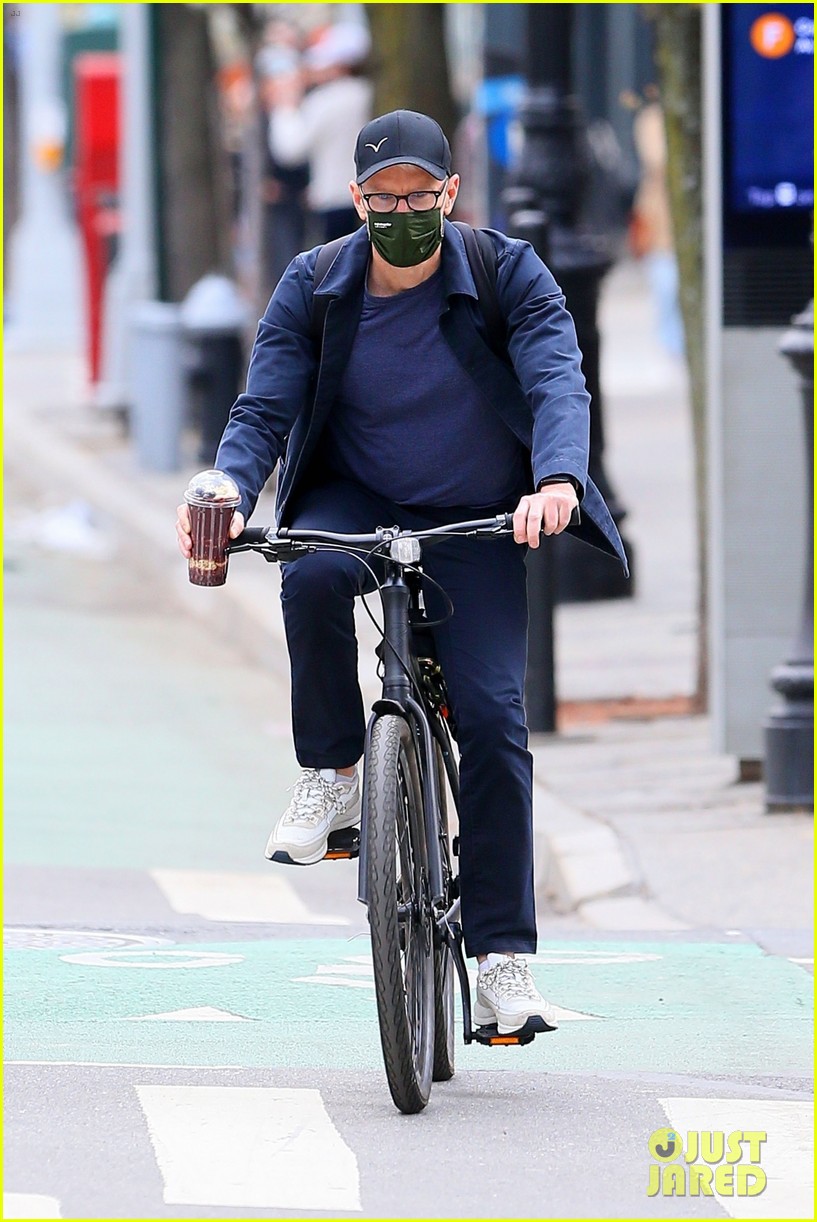 anderson cooper balance coffee with his bike 014538703