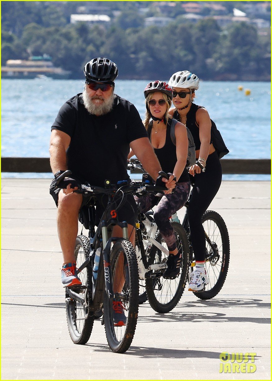 Photo: rita ora russell crowe britney theriot bike ride sydney 01