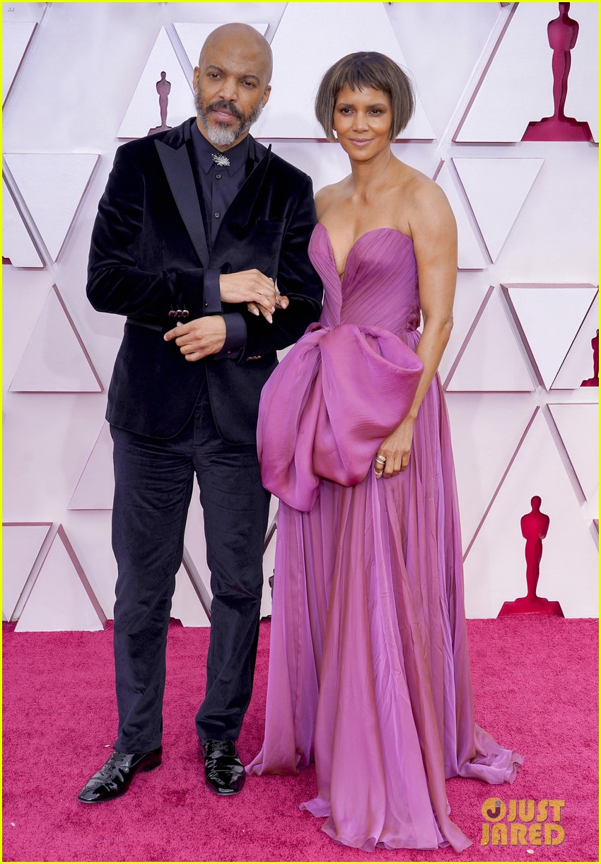 Halle Berry Chops Off Her Hair for Oscars 2021, Makes Red Carpet Debut(01)