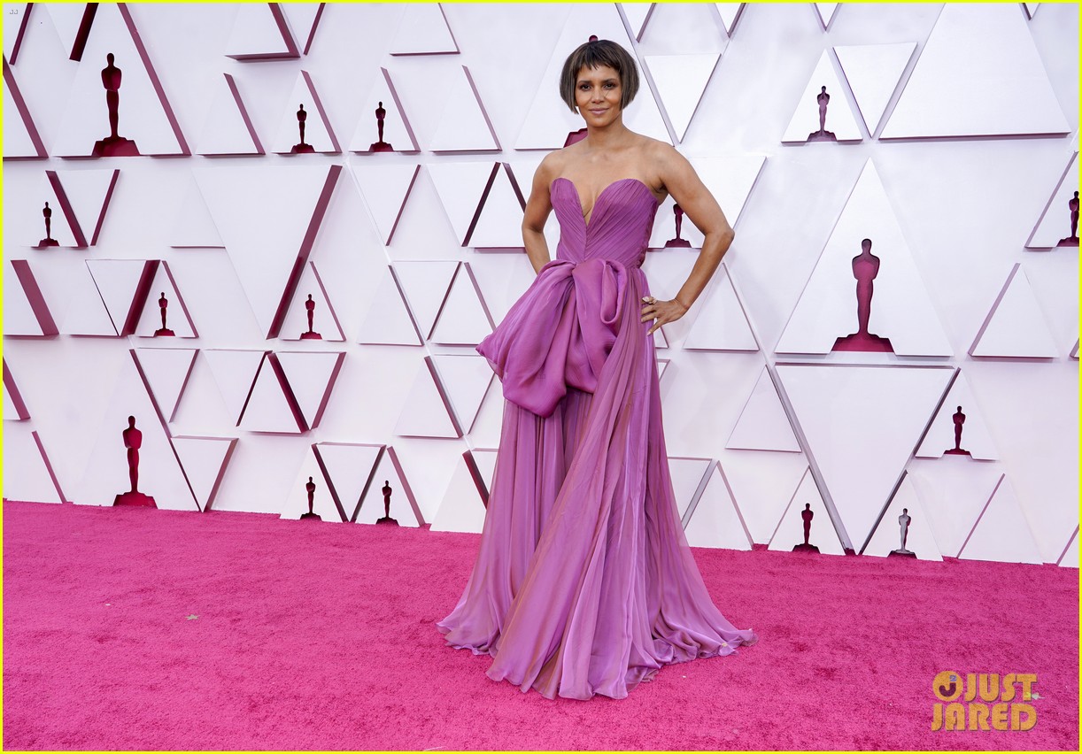Halle Berry Chops Off Her Hair for Oscars 2021, Makes Red Carpet Debut