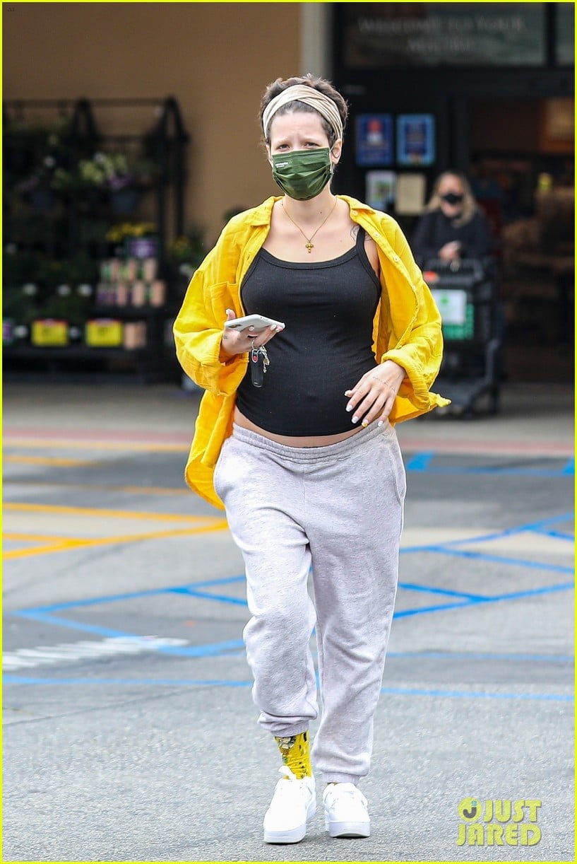 Halsey Shares a Peek of Her Baby Bump While Running Errands Photo(02)