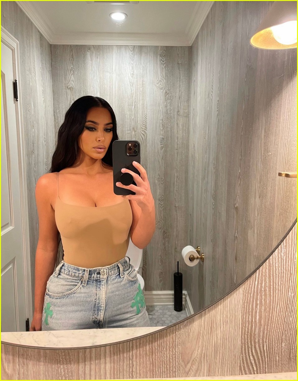 Kim Kardashian Bleached Her Eyebrows & She Looks Unrecognizable! Photo