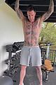 adam levine leg tattoo shirtless workout video 11