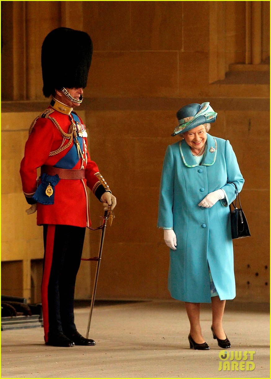 Find Out the Real Story Behind the Viral Photo of Queen Elizabeth