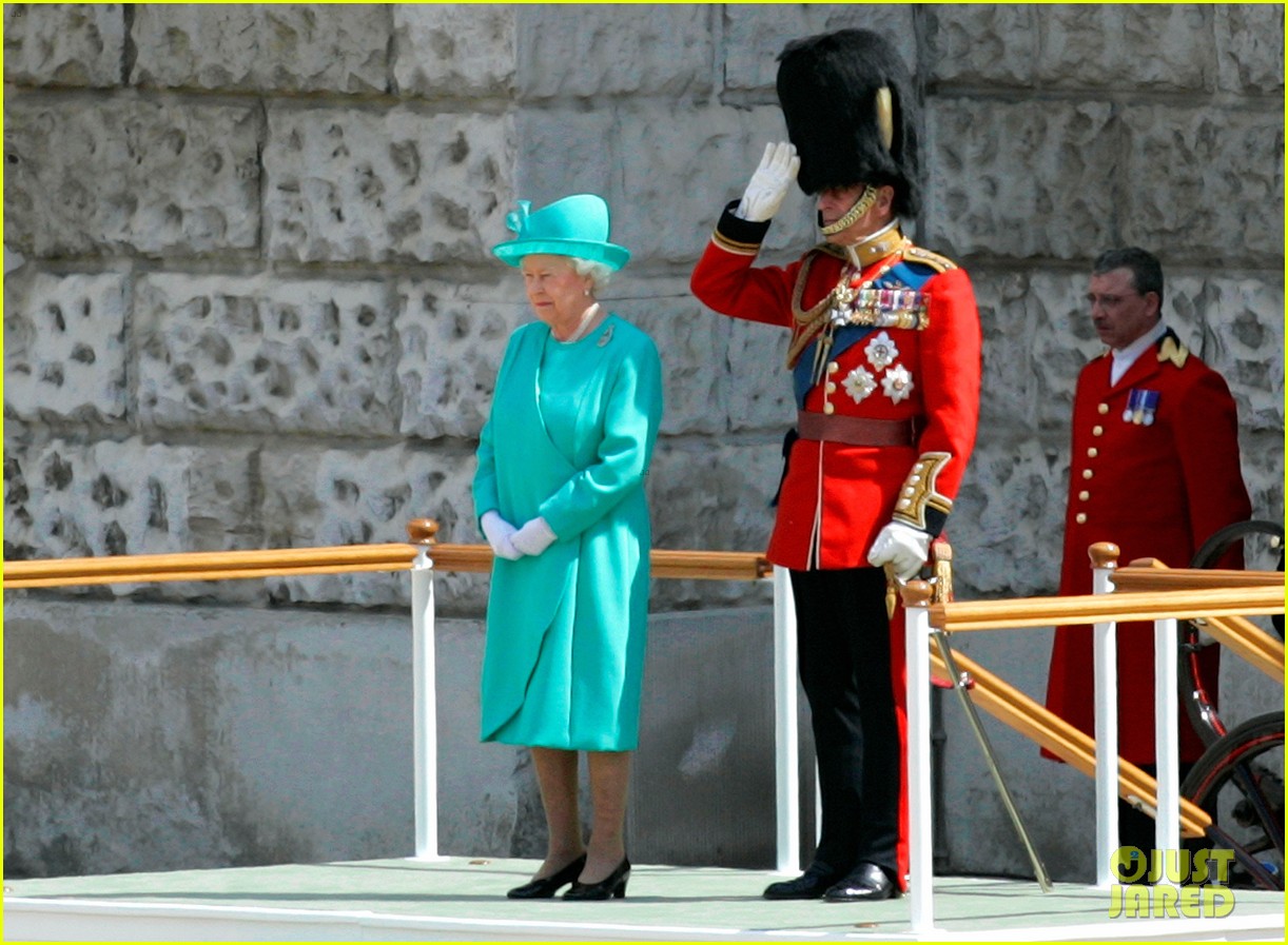 Find Out the Real Story Behind the Viral Photo of Queen Elizabeth