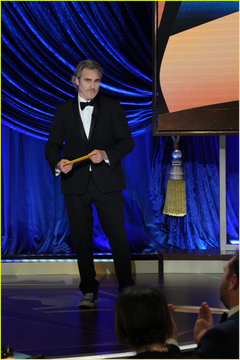 Renee Zellweger Joaquin Phoenix Return To The Oscars To Present The Final Awards At Oscars 21 Photo 21 Oscars Joaquin Phoenix Oscars Renee Zellweger Pictures Just Jared