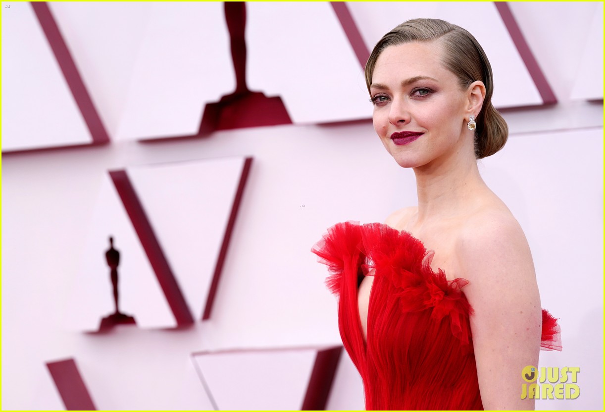 Amanda Seyfried Wears a Ravishing Red Gown to Oscars 2021: Photo ...