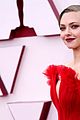 amanda seyfried wows in red at oscars 2021 04