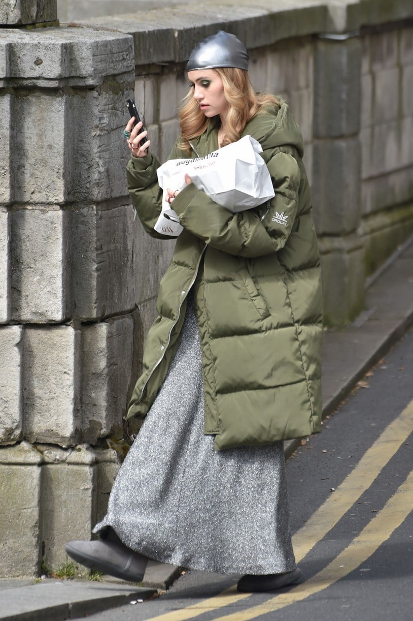 Photo: suki waterhouse curlers on daisy jones set 03 | Photo 4540976
