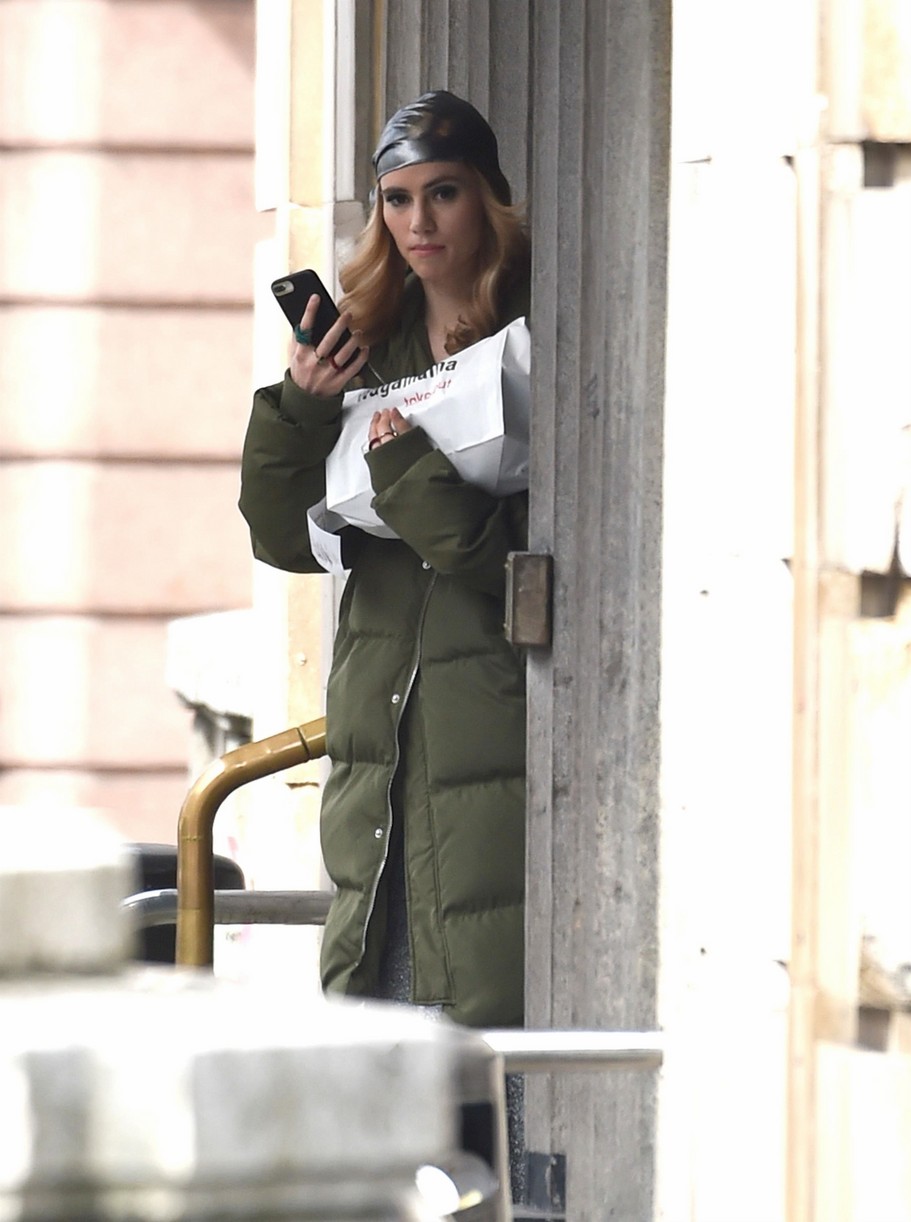 Suki Waterhouse Gets To Work On New TV Series 'Daisy Jones & The Six