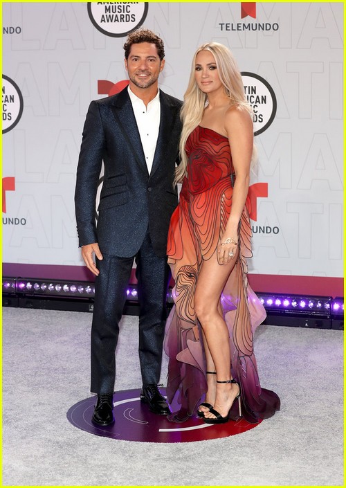 Carrie Underwood Makes Her Latin AMAs Debut, Stuns on Red Carpet in