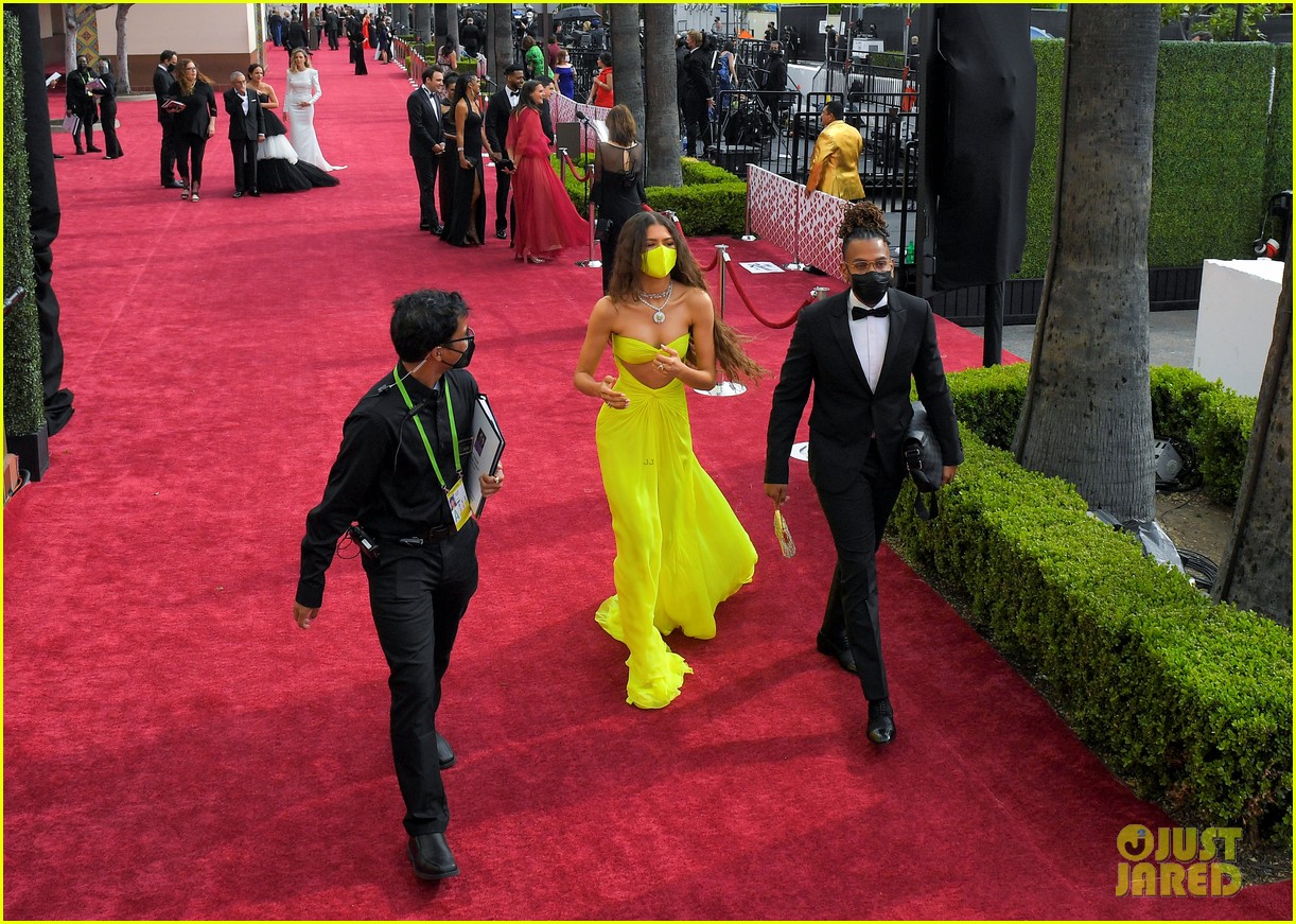 Zendaya Wore a Mask While Seated Inside at Oscars 2021 & Fans Praised