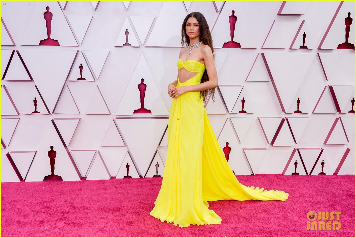 Zendaya Wore a Mask While Seated Inside at Oscars 2021 & Fans Praised