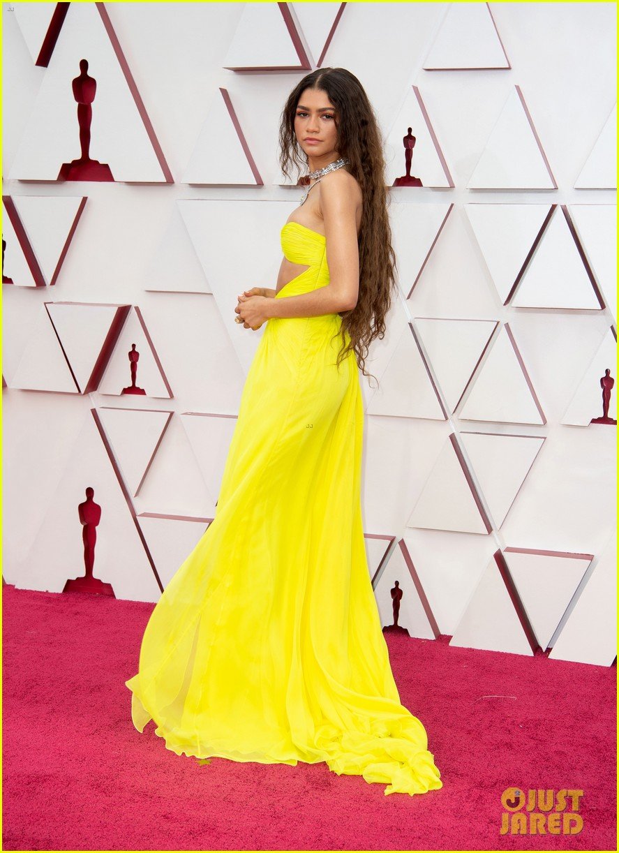 Zendaya Wore a Mask While Seated Inside at Oscars 2021 & Fans Praised