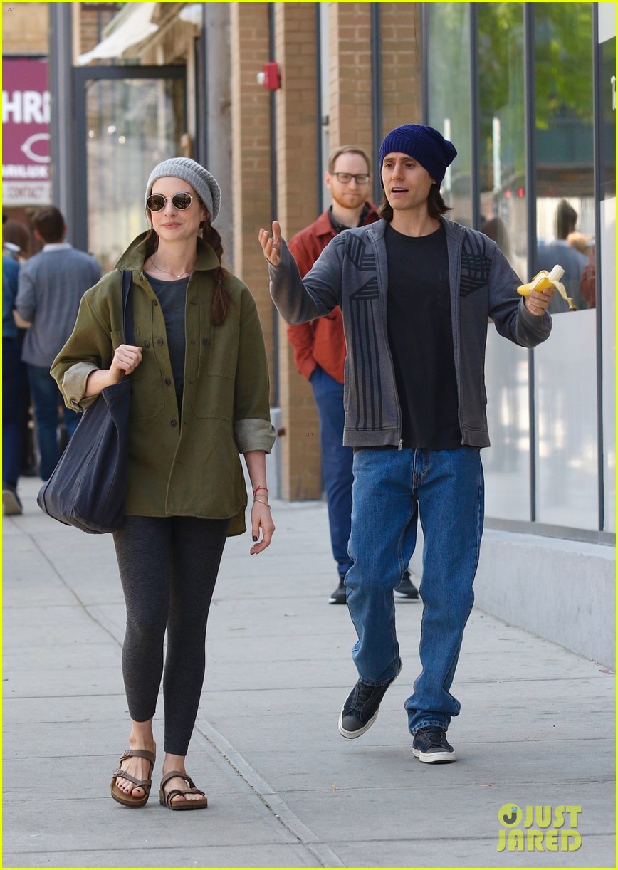 Photo: anne hathaway jared leto on set of we crashed banana 08 | Photo