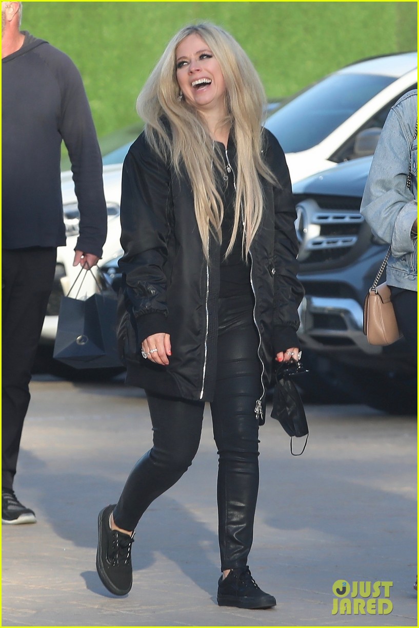 avril lavigne all smiles grabbing lunch with friends 014552731