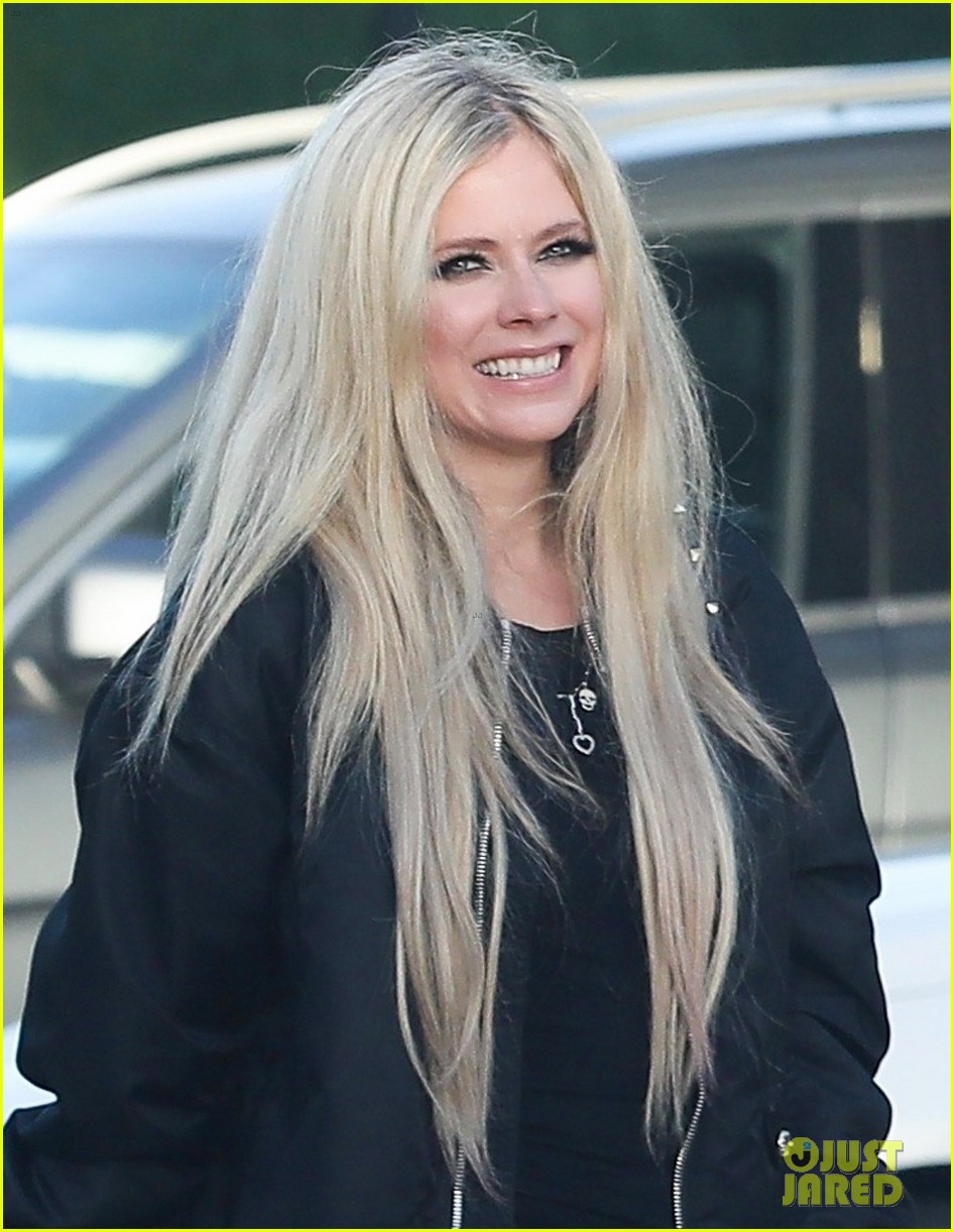 avril lavigne all smiles grabbing lunch with friends 024552732