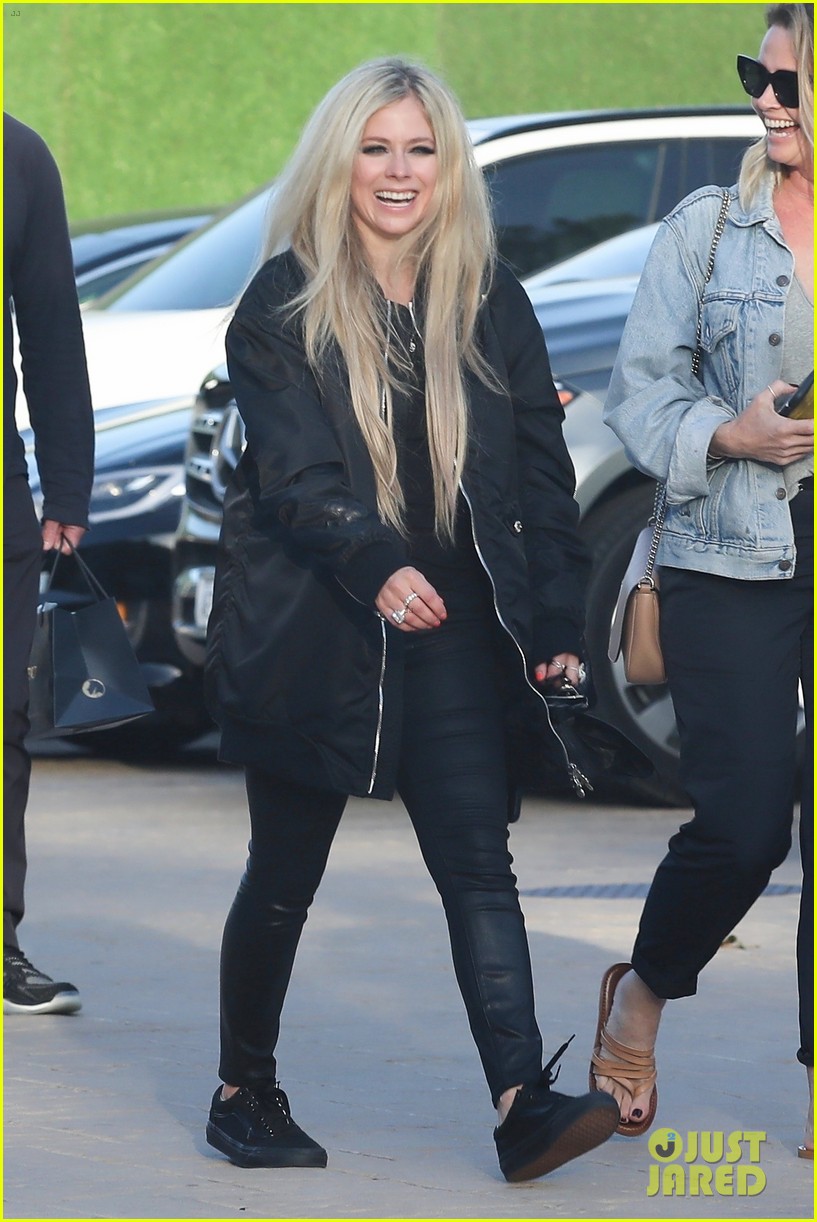 avril lavigne all smiles grabbing lunch with friends 034552733