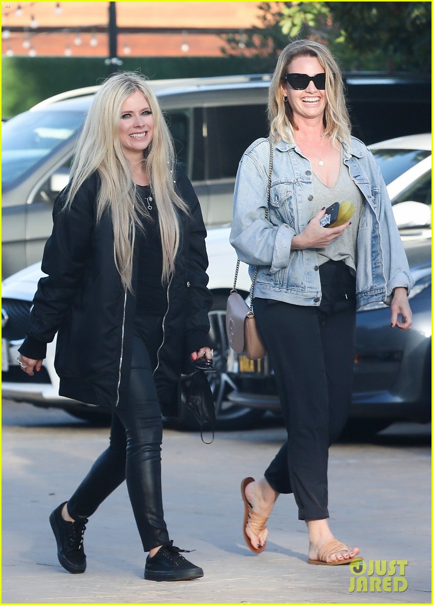avril lavigne all smiles grabbing lunch with friends 054552735