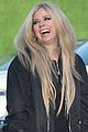 avril lavigne all smiles grabbing lunch with friends 04