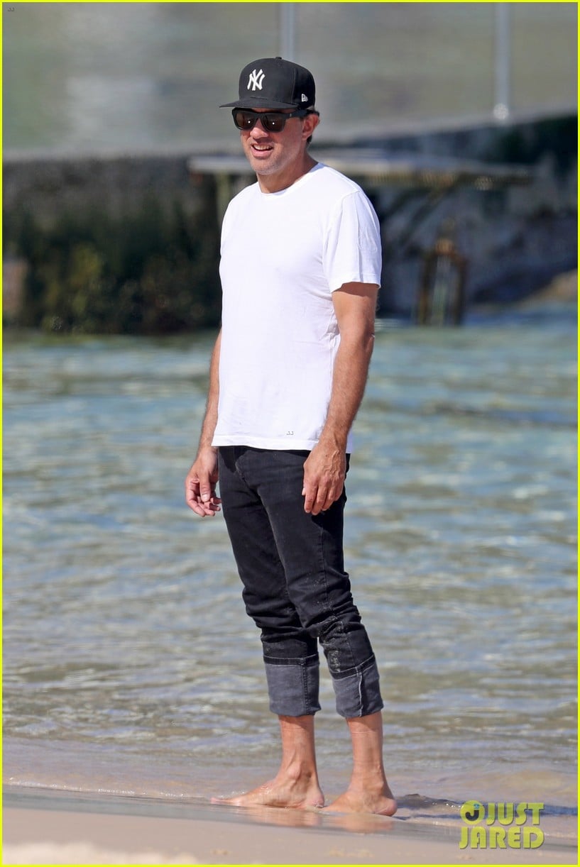 Photo: rose byrne bobby cannavale pack on pda beach 22 | Photo 4550933