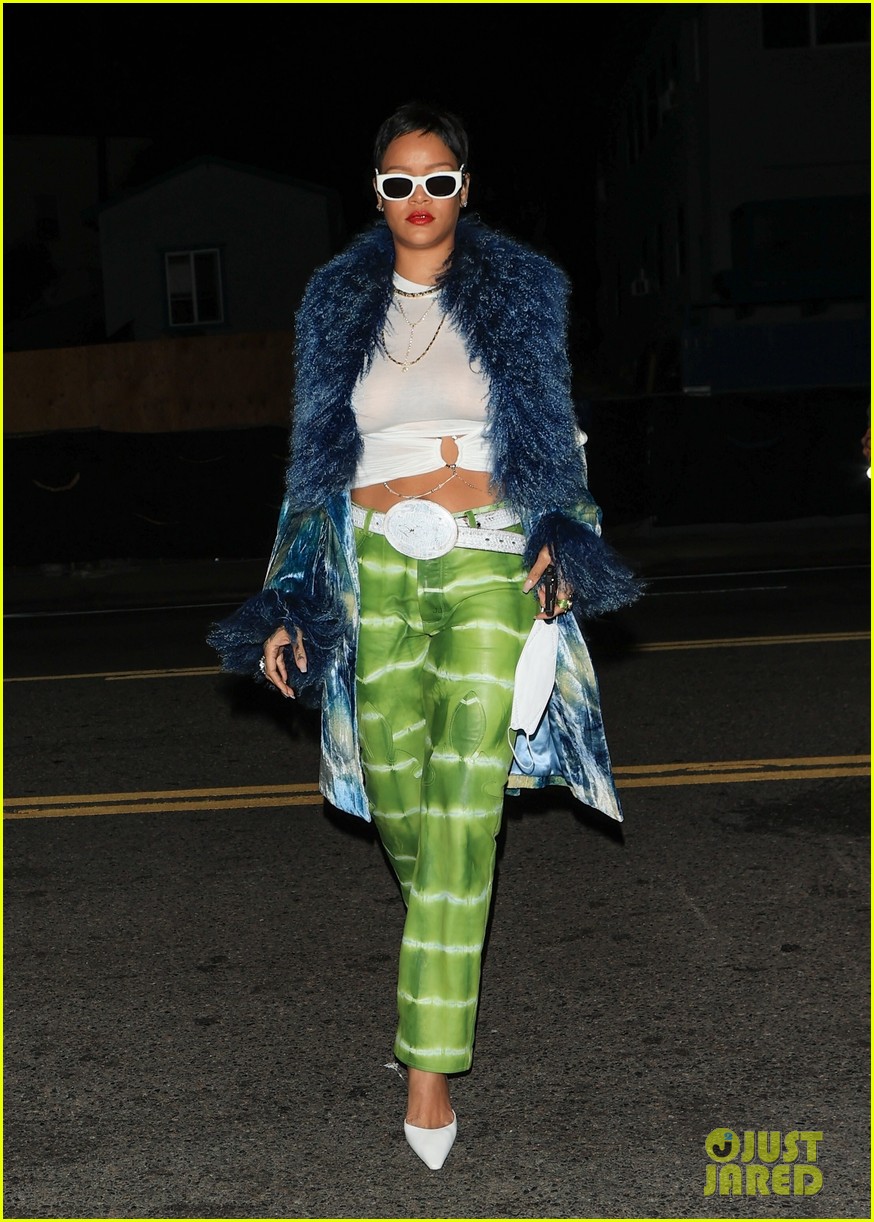 Rihanna Debuts Short Hair Look While Dining In Santa Monica Photo 4552800 Rihanna Pictures Just Jared