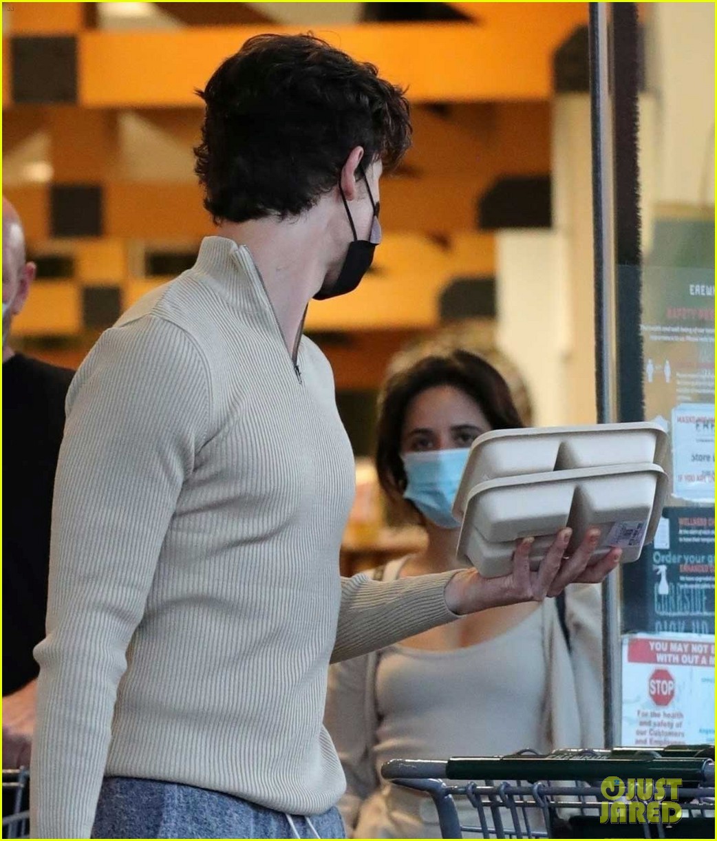 Photo shawn mendes camila cabello grocery store run 04 Photo 4554577