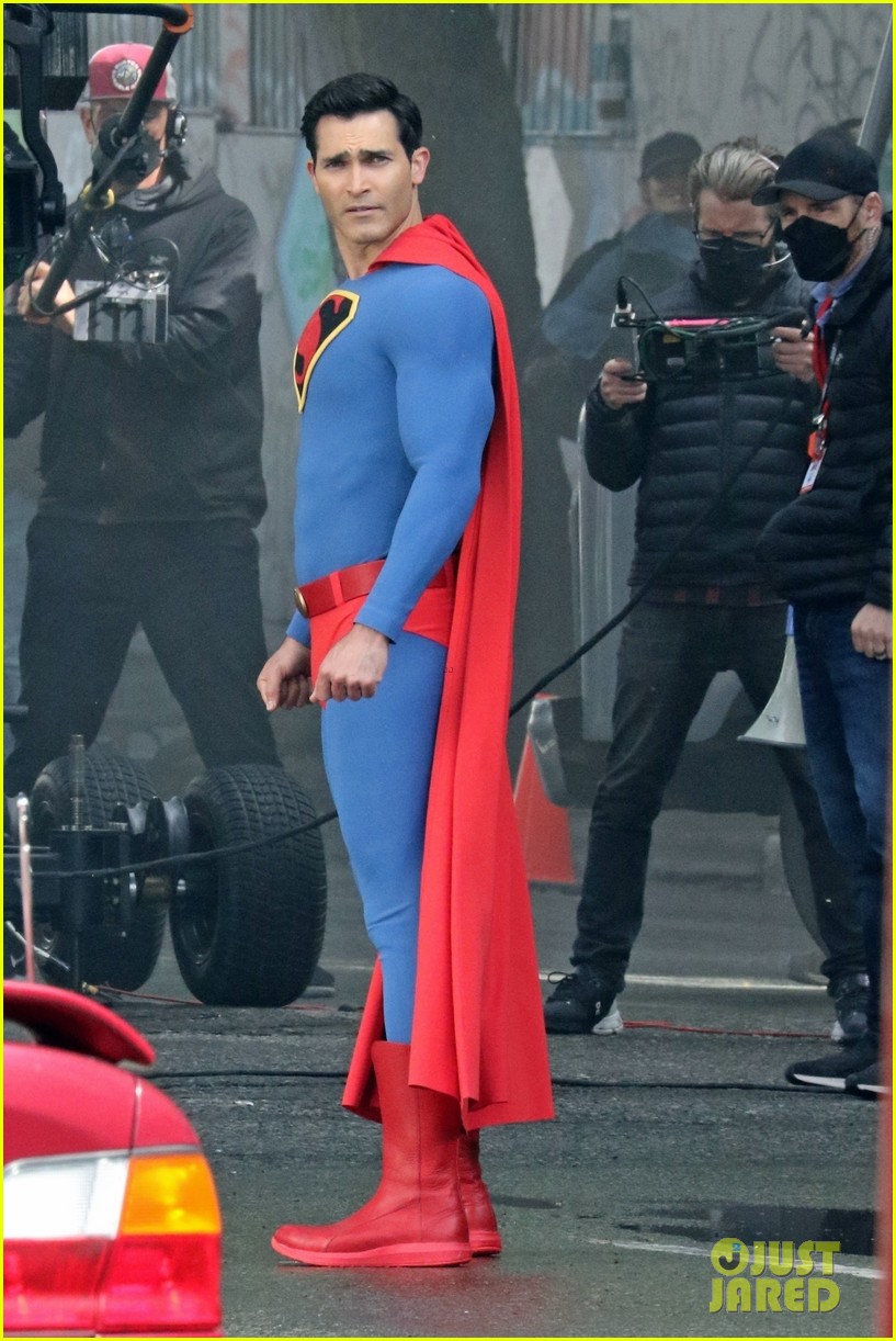 tyler hoechlins superman suit looks totally different in new set photos 074552601