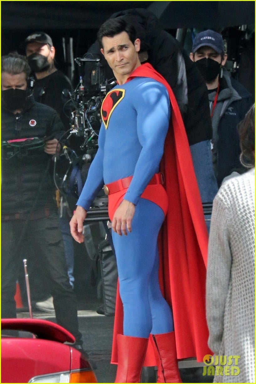 tyler hoechlins superman suit looks totally different in new set photos 124552606
