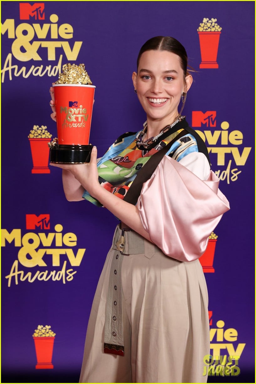 Victoria Pedretti Wins Most Frightened Performance at MTV Movie & TV