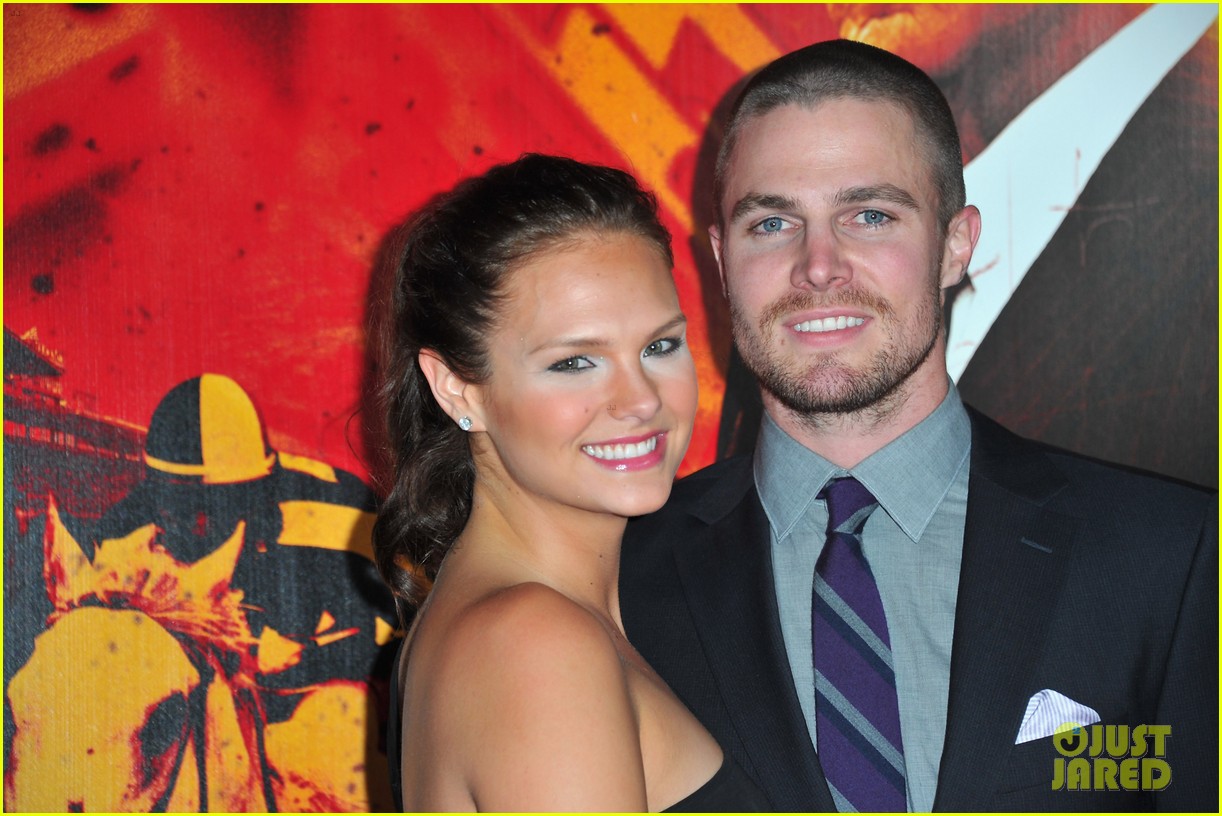 stephen amell wife airplane 014575147