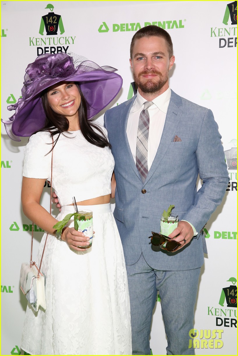 stephen amell wife airplane 074575153
