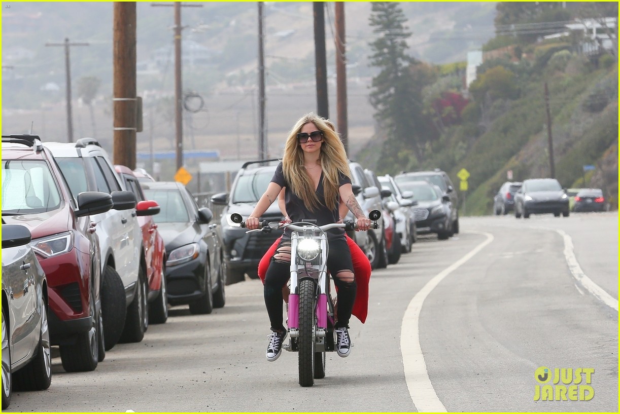 Photo: avril lavigne motorcycle ride friend memorial day 50 | Photo