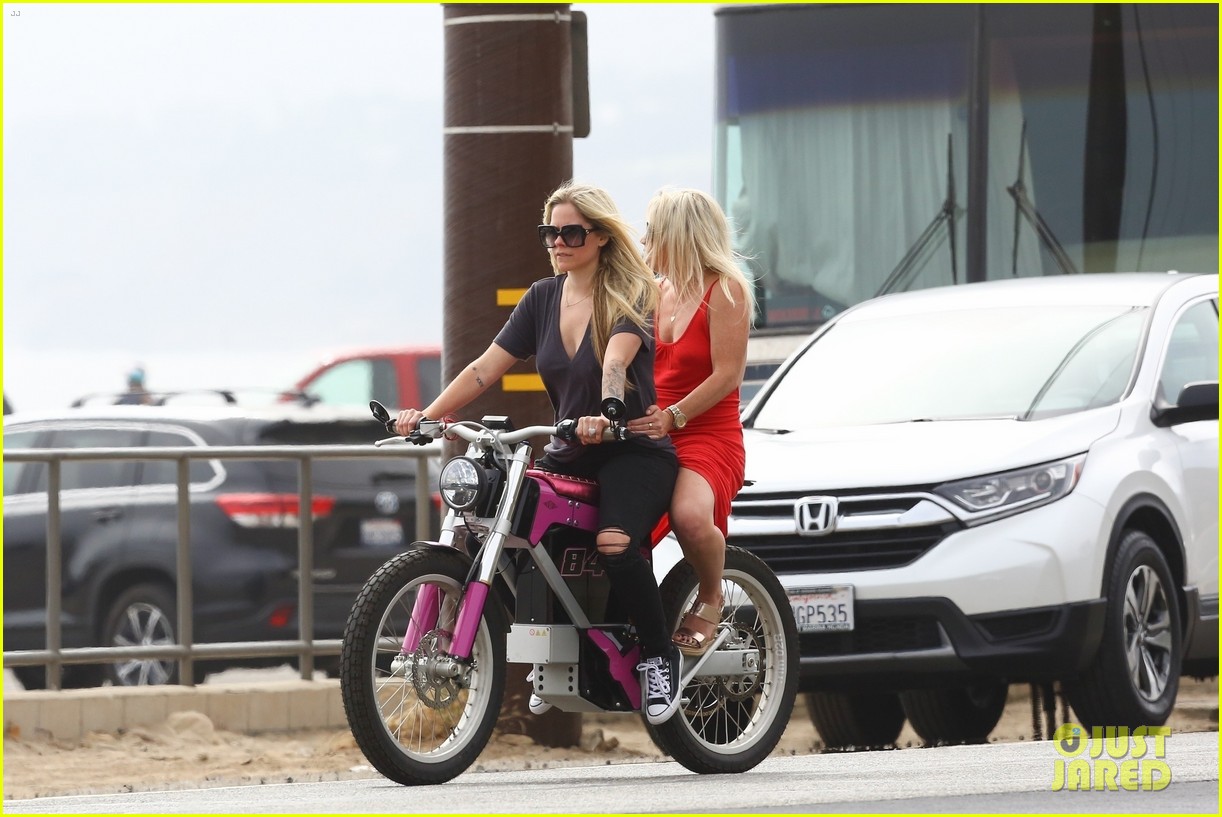 Photo: avril lavigne motorcycle ride friend memorial day 70 | Photo
