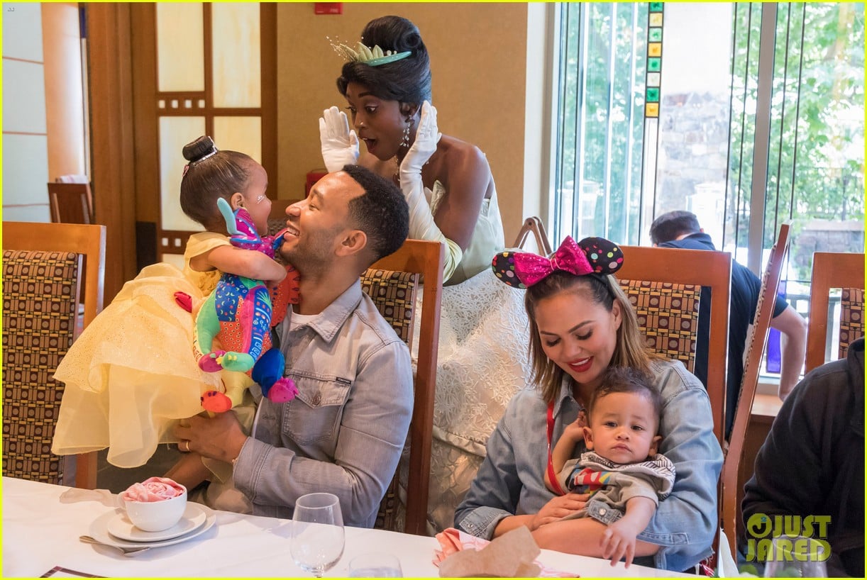 Chrissy Teigen Celebrates Father's Day With John Legend & Their Kids(01)