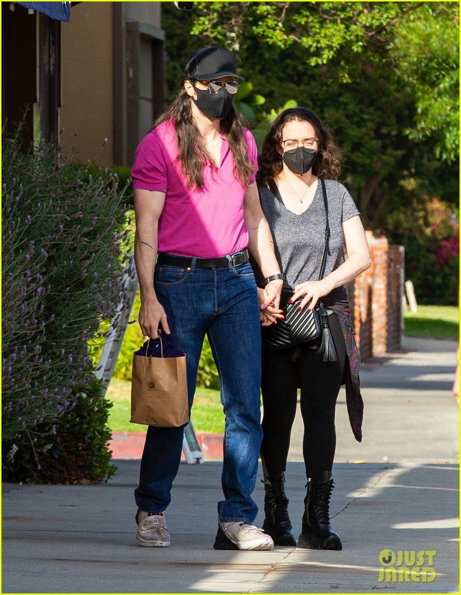 kat dennings fiance andrew wk hold hands shopping 054566424