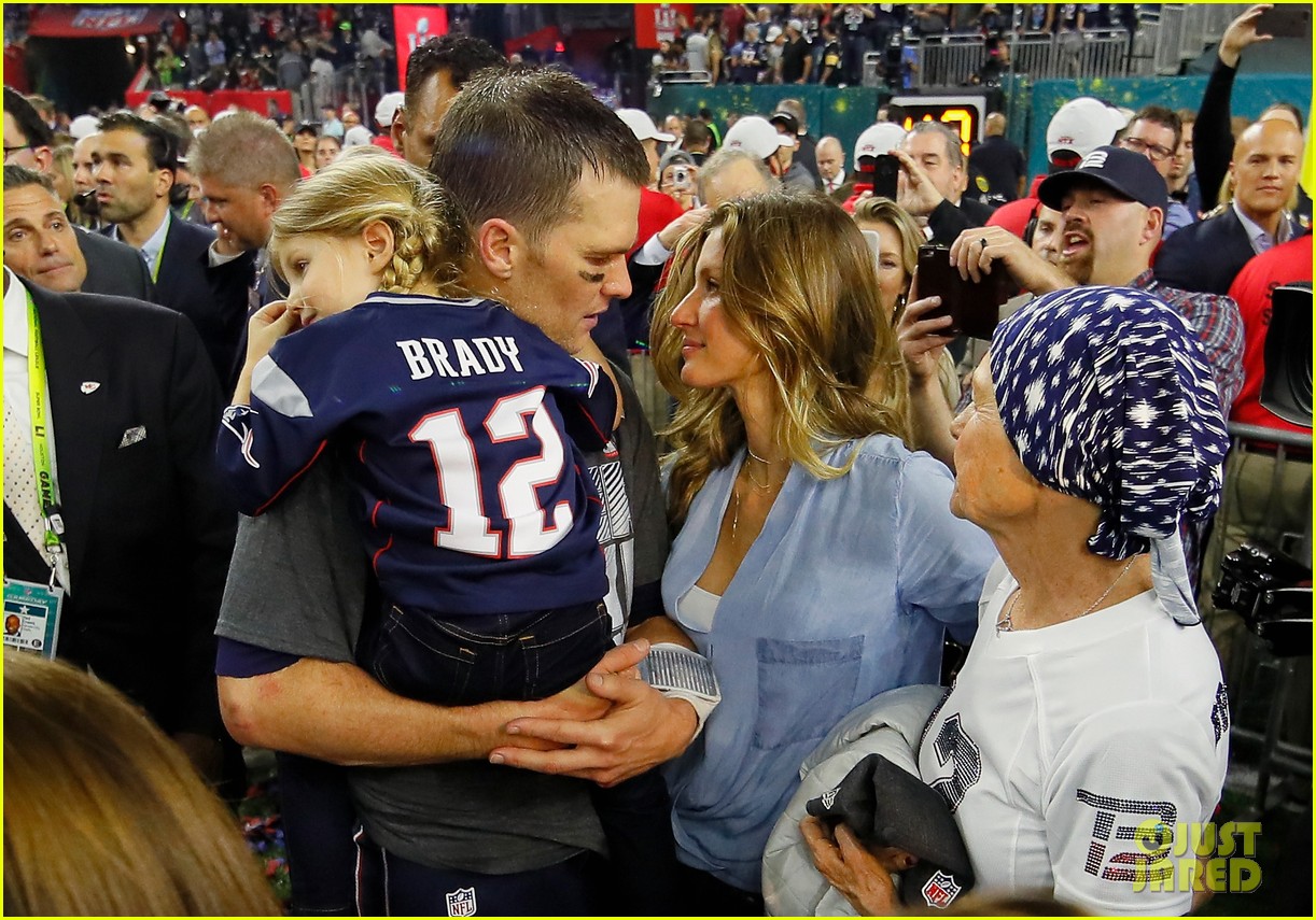 Gisele Bundchen Shares Rare Photo of Tom Brady with All Three Kids on(01)