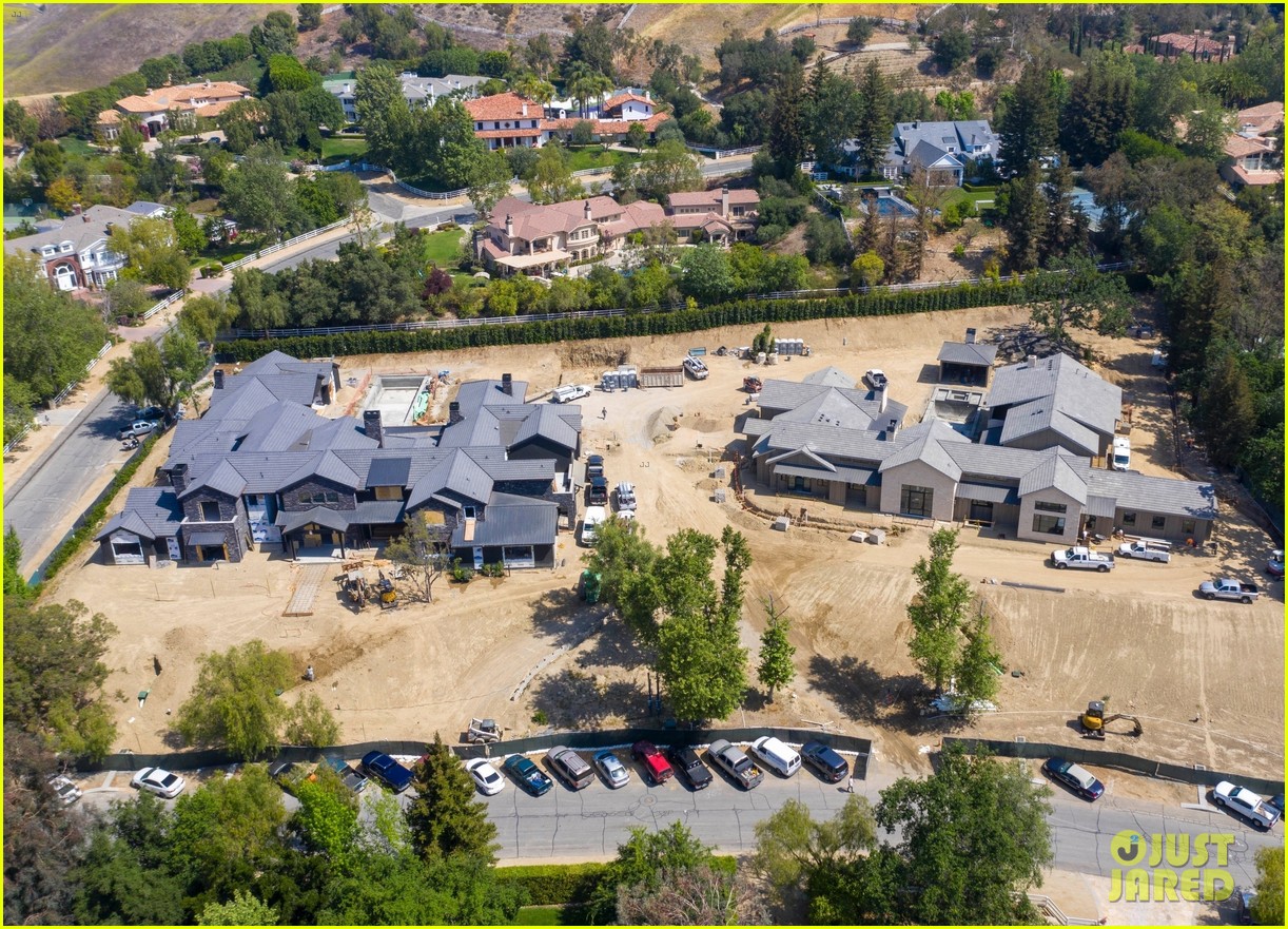 Photo kris jenner khloe kardashian side by side homes 01 Photo