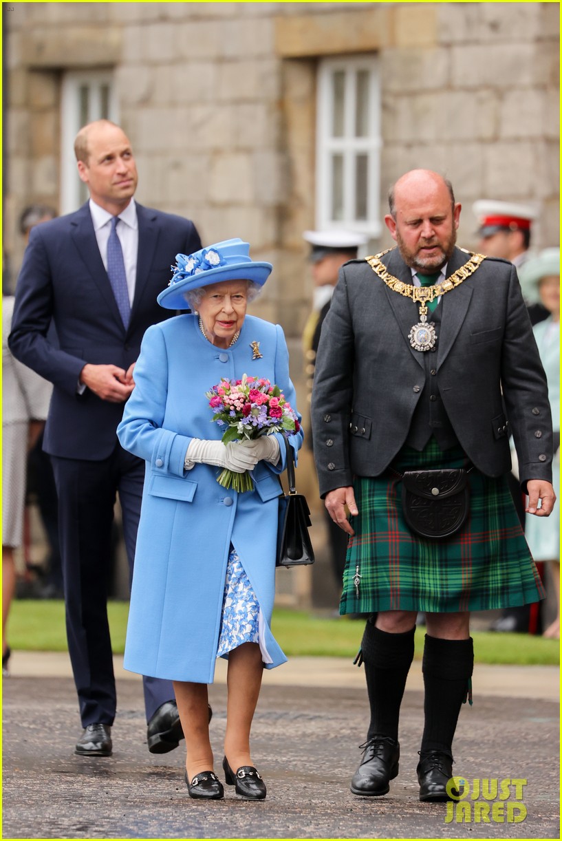 prince william joins queen elizabeth scotland 044577828