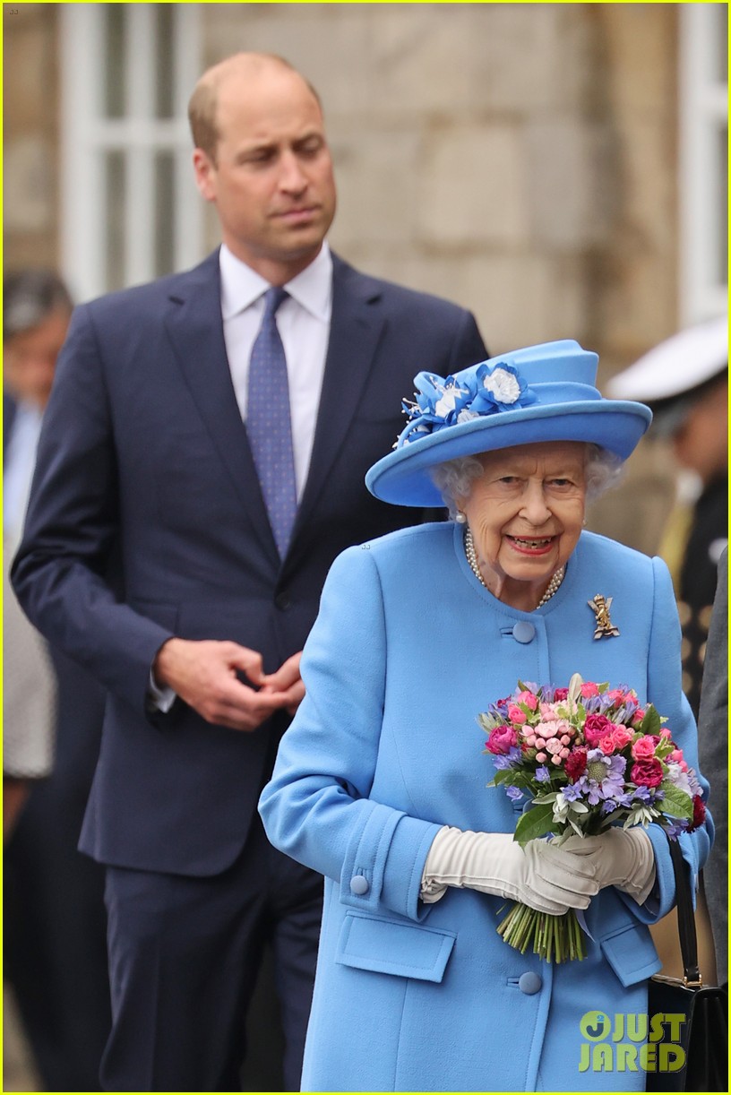 prince william joins queen elizabeth scotland 074577831