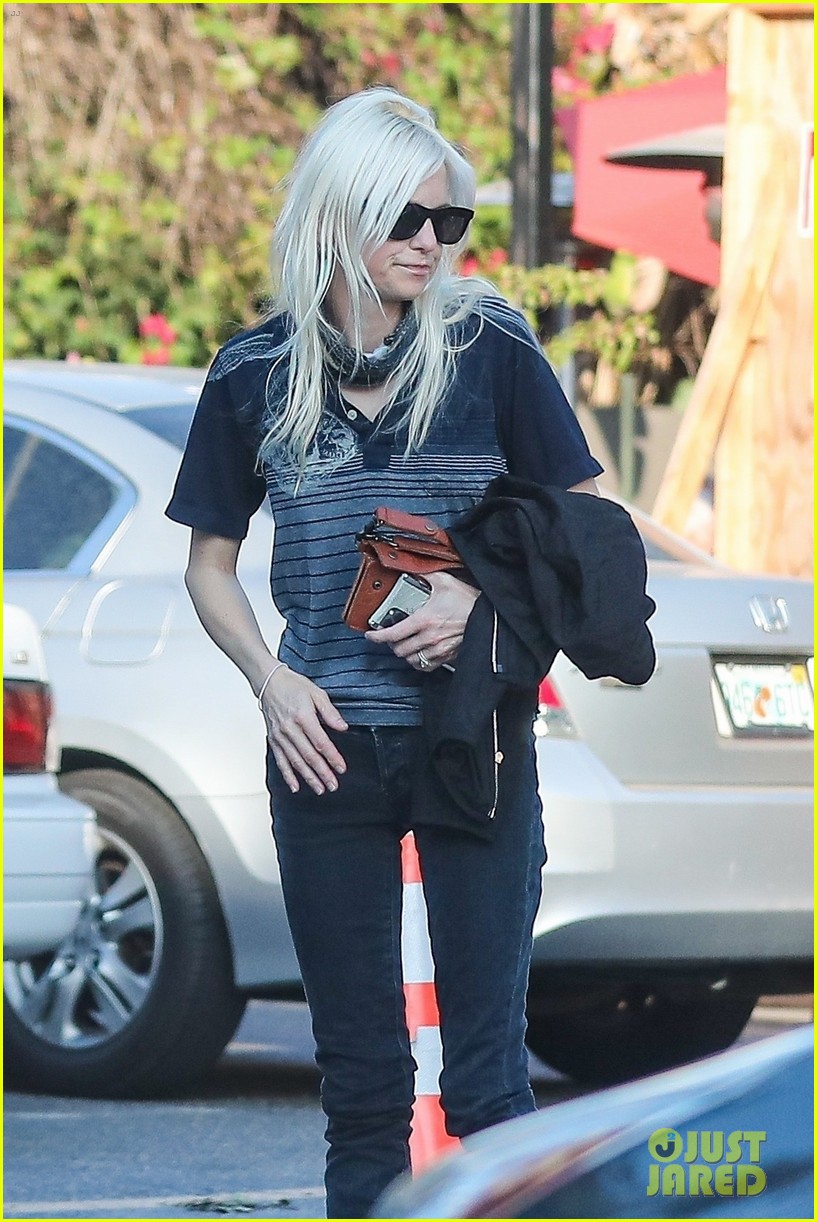 anna farris michael barrett might be married ring spotting lunch 024592585