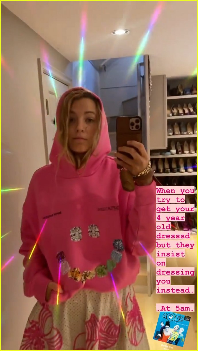 blake lively gets dressed by her daughter 5 am 044583781