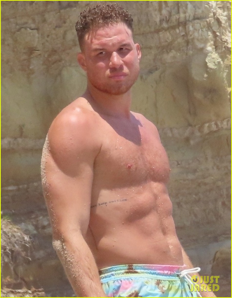 Blake Griffin Shows Off His Six Pack Abs Going Shirtless at the Beach! 
