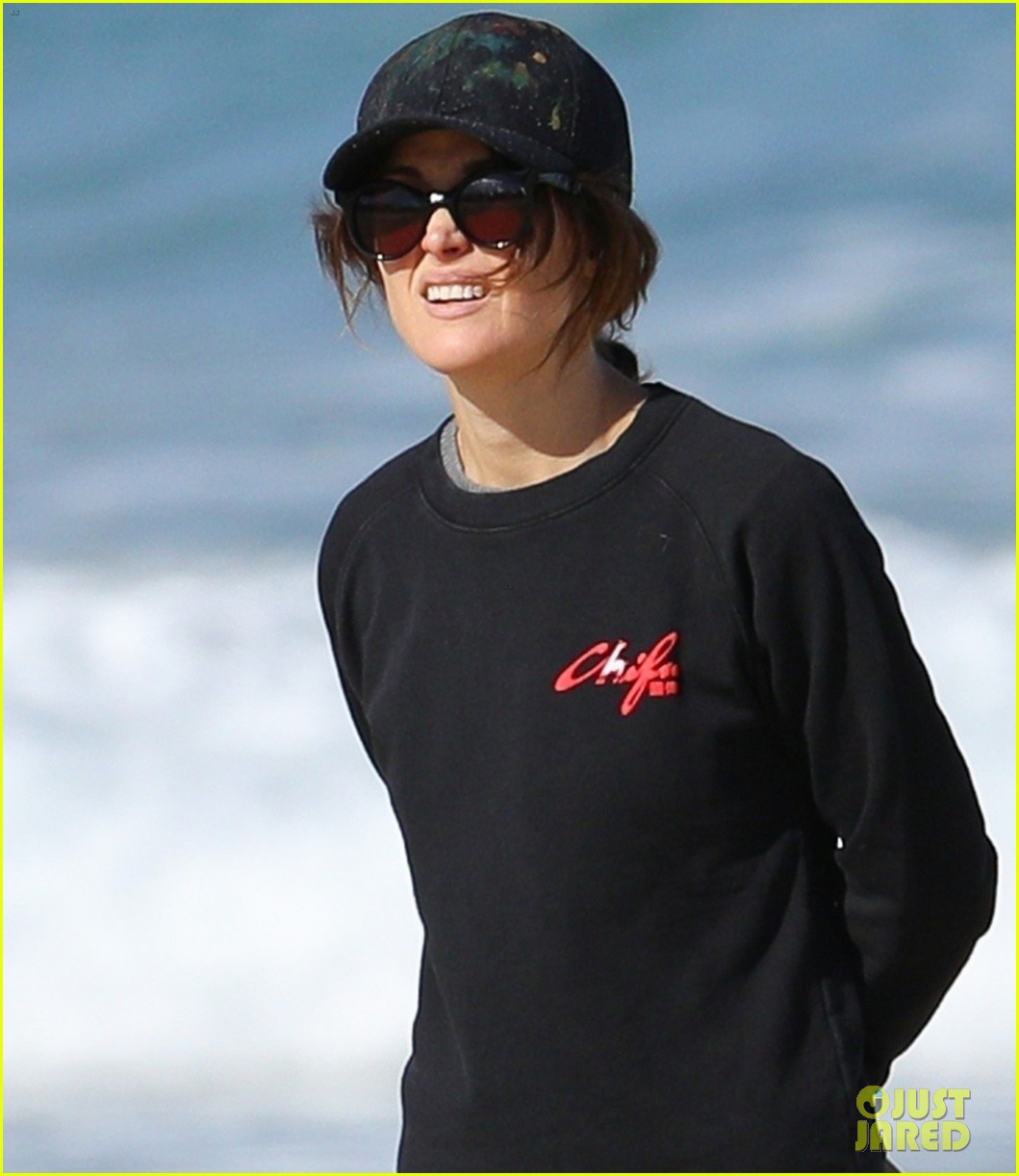 Rose Byrne & Bobby Cannavale Hit Bondi Beach with Friends: Photo