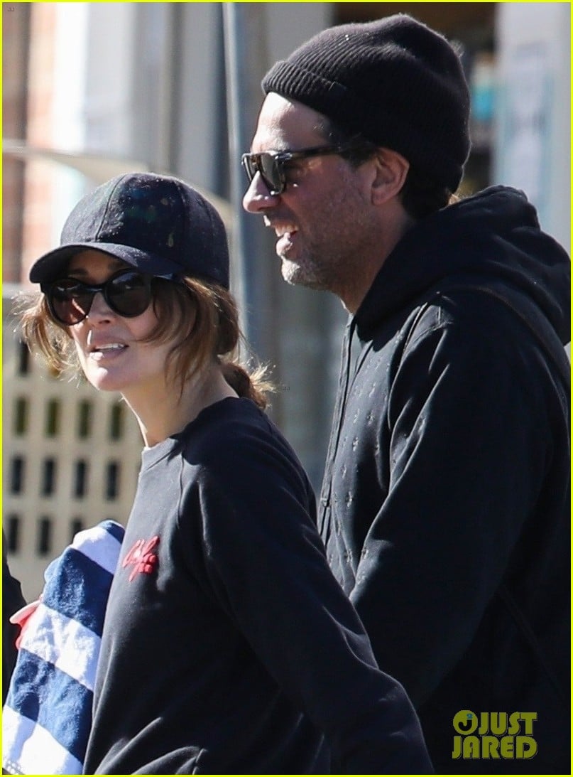 Rose Byrne & Bobby Cannavale Hit Bondi Beach with Friends: Photo