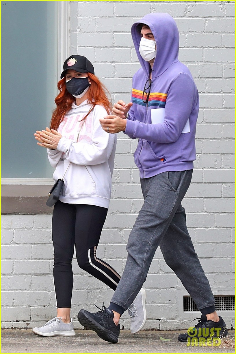 Photo: isla fisher sacha baron cohen hold hands day out in sydney 03