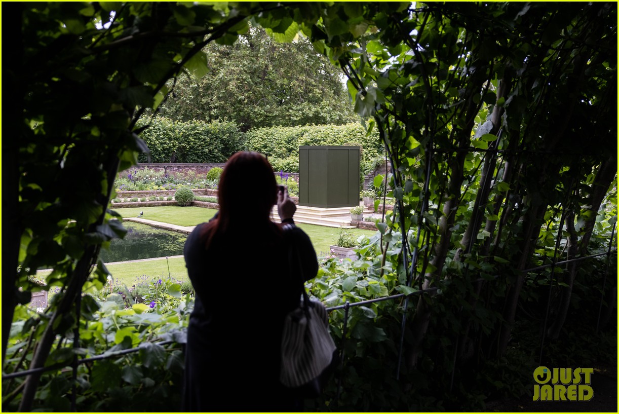 Invited Guests Arrive at Princess Diana's Statue Unveiling, Full